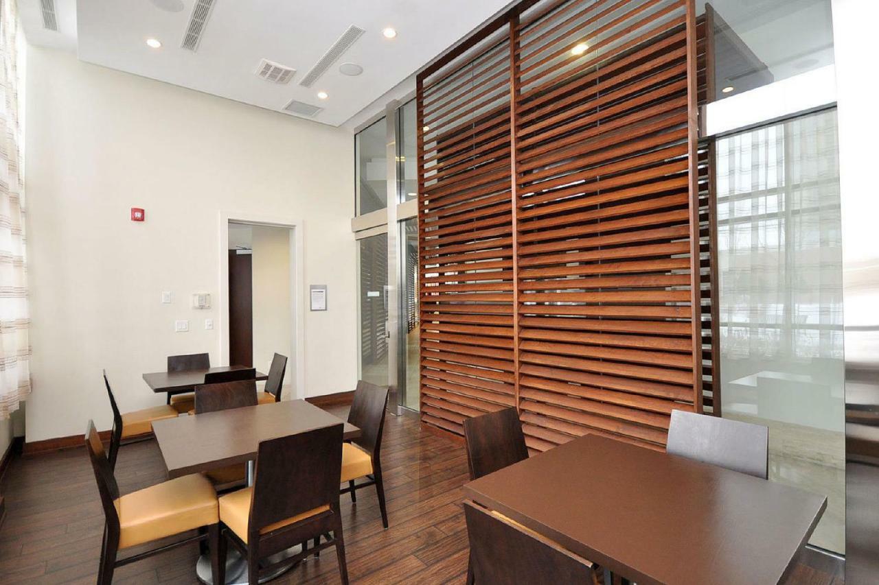 Urban Furnished Suites - ミシサガ エクステリア 写真